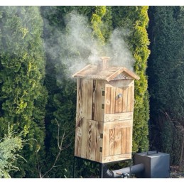 Medinė rūkykla iš medžio: Skandinaviška eglė – labai atspari drėgmei ir temperatūros pokyčiams. šios rūšies mediena yra kietesnė