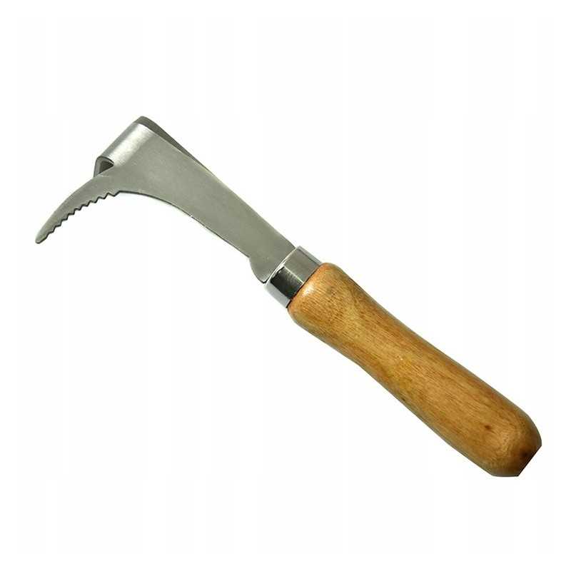 Kaltas su medine rankena ir barstytuvu