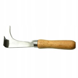 Kaltas su medine rankena ir barstytuvu