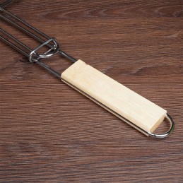 Grilio grotelės mėsai kepti ant grotelių, uždarytos bbq guru grotelėmis