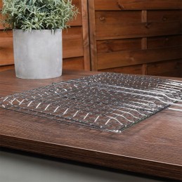 Grilio grotelės mėsai kepti ant grotelių, uždarytos bbq guru grotelėmis