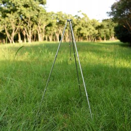 Aliuminio trikojo stovas virš židinio