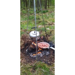 Aliuminio trikojo stovas virš židinio