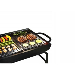 Perforuota grilio plokštė pagaminta iš nerūdijančio plieno. grotelės