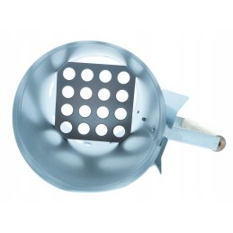 Kaminas anglies briketų kepsninei apšviesti