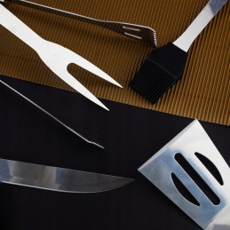 Virtuvės reikmenys, kepsninės stalo įrankių rinkinys dėkle