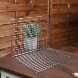 Grilio grotelės mėsai kepti ant grotelių, uždarytos bbq guru grotelėmis