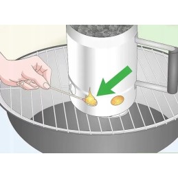 Kaminas grilio uždegimui naudojant anglies briketus, ugnis židinyje, grilio starteris