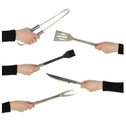 Grilio priedai: žnyplės, šakutė, stalo įrankiai, kepsninės indai