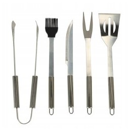 Grilio priedai: žnyplės, šakutė, stalo įrankiai, kepsninės indai