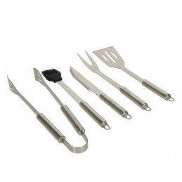 Grilio priedai: žnyplės, šakutė, stalo įrankiai, kepsninės indai