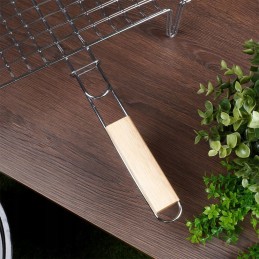 Grilio grotelės mėsai kepti ant grotelių, uždarytos bbq guru grotelėmis