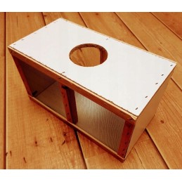 Dėžutė bičių siuntimui su bičių pakuotėmis