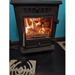 Patvarios, tvirtos grotelės, puikiai tinkančios prie bet kokios krosnelės ar židinio.