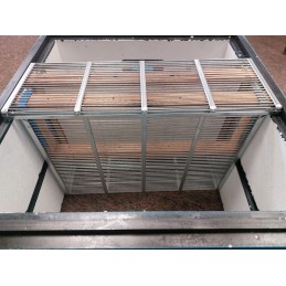 Dengiamas izoliatorius iš pertvarų grotelių, skirtas 3 rėmų izoliatoriui Didžiojoje Lenkijoje