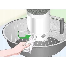 Kaminas grilio uždegimui naudojant anglies briketus, ugnis židinyje, grilio starteris