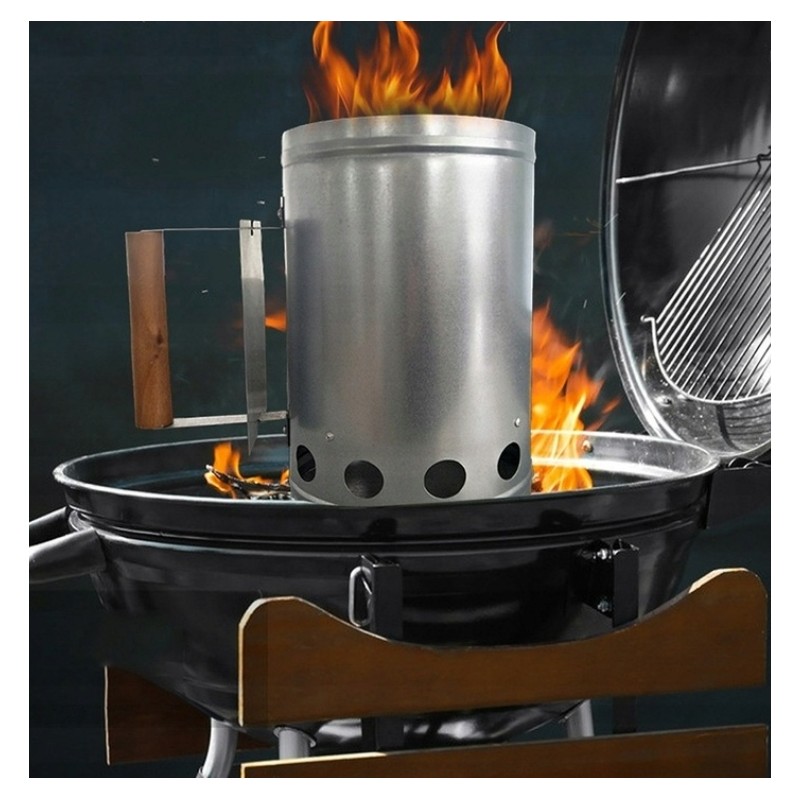 Kaminas apšviečia grilį su briketais