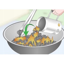 Kaminas apšviečia grilį su briketais