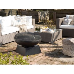 Juodo plieno sodo židinys su griliu