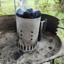 Kaminas šašlykams, anglies briketų uždegimas, židinio kurtuvas