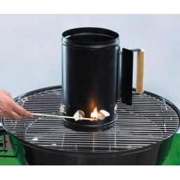 Kaminas šašlykinei apšviesti naudojant juodos anglies briketus su metaline rankena