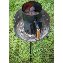 Kaminas šašlykinei apšviesti naudojant juodos anglies briketus su metaline rankena