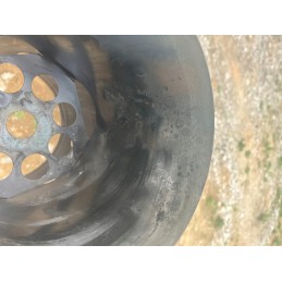 Kaminas šašlykinei apšviesti naudojant juodos anglies briketus su metaline rankena