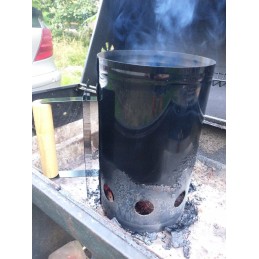 Kaminas šašlykinei apšviesti naudojant juodos anglies briketus su metaline rankena