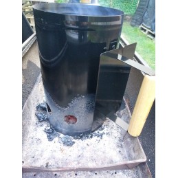 Kaminas šašlykinei apšviesti naudojant juodos anglies briketus su metaline rankena