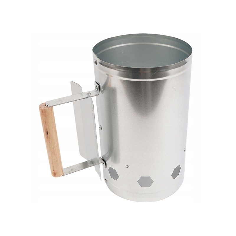 Kaminas šašlykinės uždegimui su anglies briketais ir ugnies užvedimu židinyje