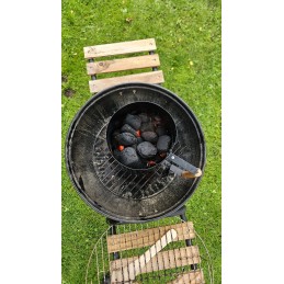 Kaminas griliui apšviesti anglies briketais