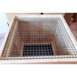 Dviejų kamerų medinė rūkykla su durimis