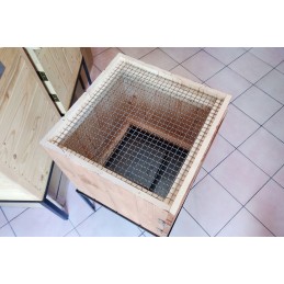 Dviejų kamerų medinė rūkykla su durimis