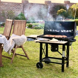 Sodo kepsninė su dangteliu ir lentynėlėmis priedams – malonus kepimas ant grotelių vasaros sezonu