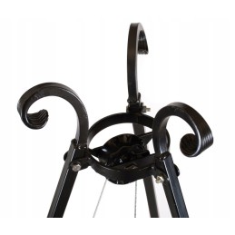 Ketaus pakabinamas trikojis sodo grilis