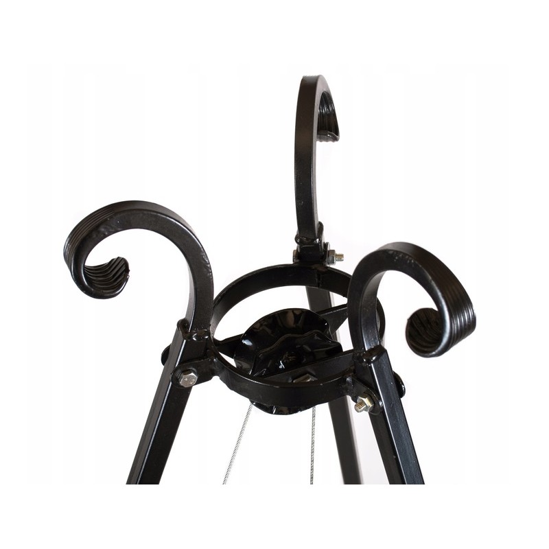 Ketaus pakabinamas trikojis sodo grilis