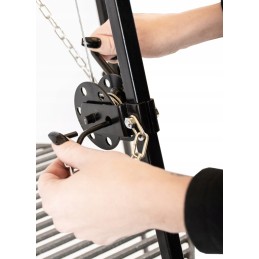 Ketaus pakabinamas trikojis sodo grilis