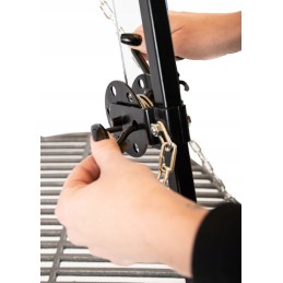 Ketaus pakabinamas trikojis sodo grilis