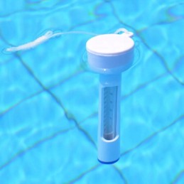 Baseino termometras plūduriuojantis baseino vandenyje, sodo plūdė su virvele