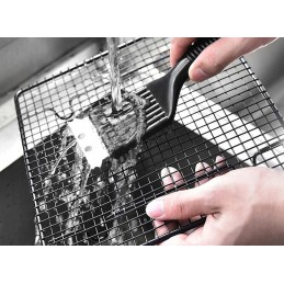 Scraper brush for cleaning the grill grate