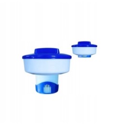 Baseino cheminių medžiagų dozatorius su reguliuojama chloro plūde