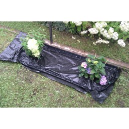 Juodos agrotekstilės mulčiavimas, apsaugantis nuo piktžolių.