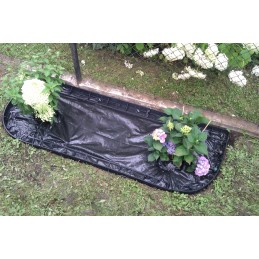 Juodos agrotekstilės mulčiavimas, apsaugantis nuo piktžolių.