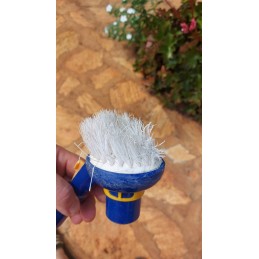 Round brush for cleaning pool corners