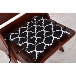 Dygsniuota kėdės pagalvėlė, be kaklaraiščių, 35x35 rožės ant baltos spalvos