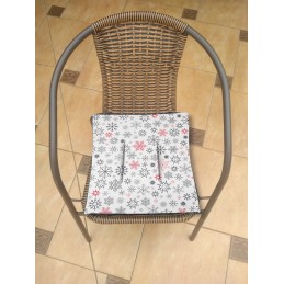 Mazguota kalėdinės kėdės pagalvėlė 38x38 snaigės balta