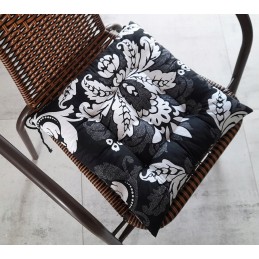 Dygsniuota kėdės pagalvė 35x35 su juodais ornamentais