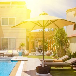 Stovas, tvirtas pagrindas, stabilus sodo skėčiui, pasvertas