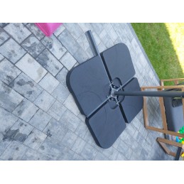 Stovas, tvirtas pagrindas, stabilus sodo skėčiui, pasvertas