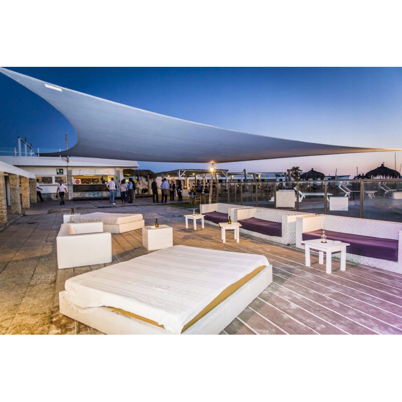 Aukščiausios kokybės vandeniui atspari mini burė - trikampė 1,4x1,4x2m. puikiai tinka kuriant fantastiškas terasų kompozicijas.